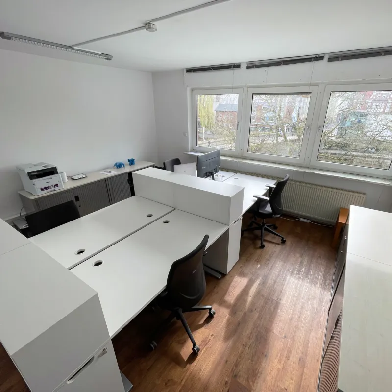 Höhenverstellbarer Schreibtisch mit Bürostuhl