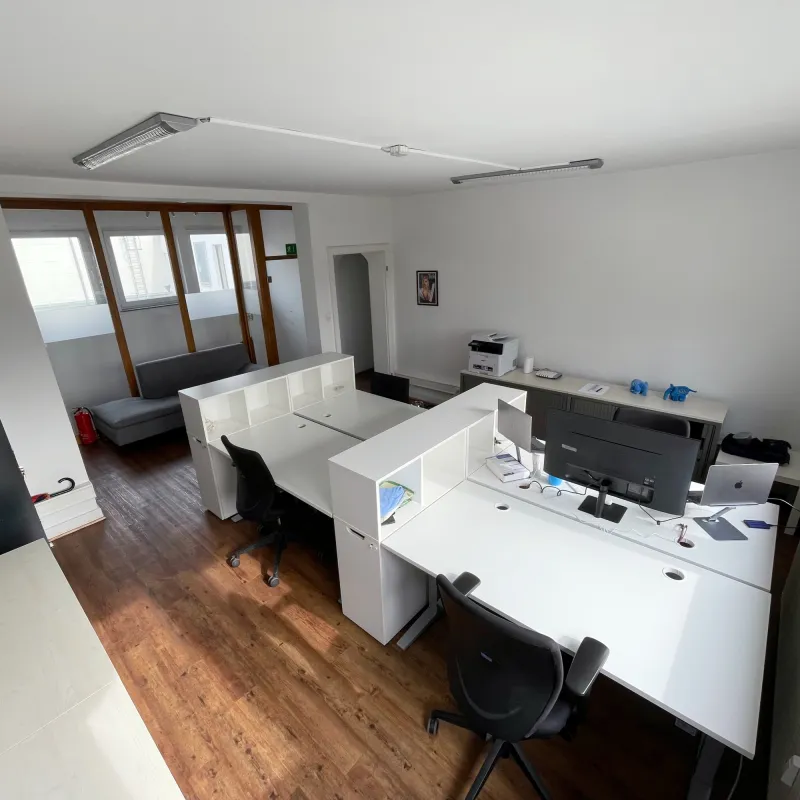Fester Arbeitsplatz mit höhenverstellbarem Schreibtisch