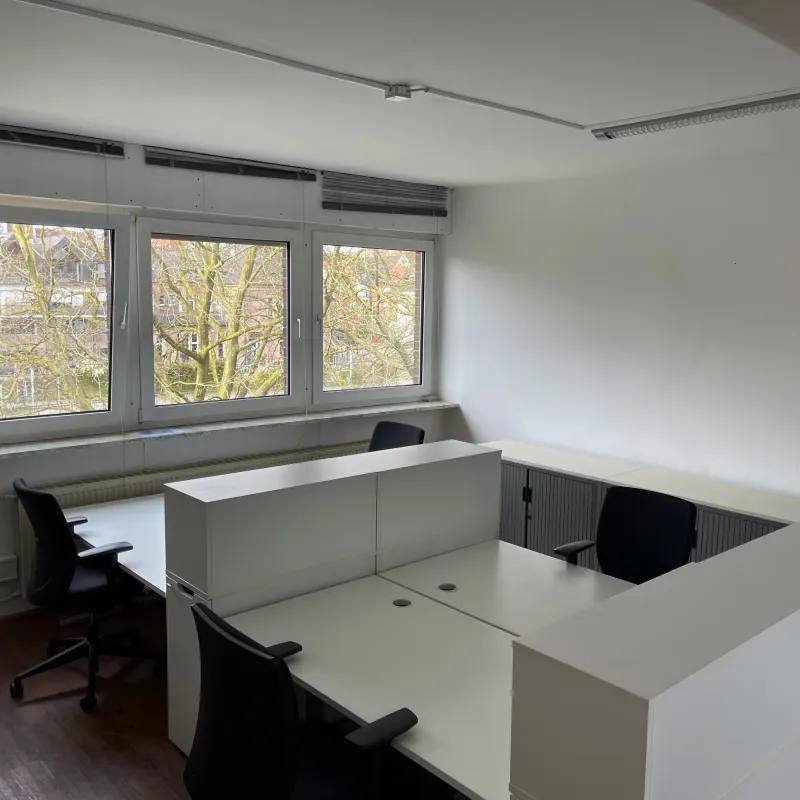 Fester Arbeitsplatz mit höhenverstellbarem Schreibtisch