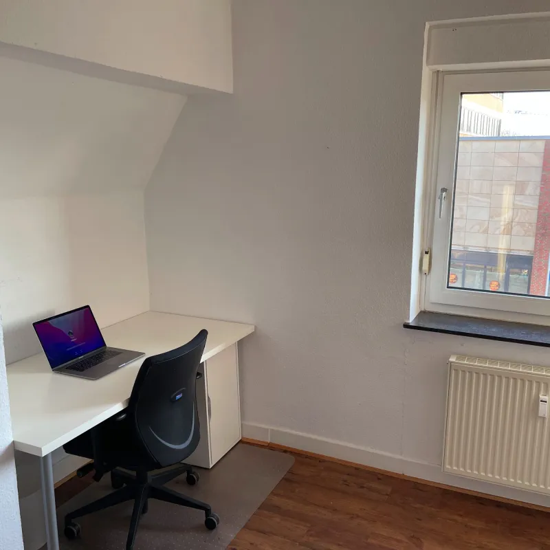 Arbeitsplatz im Coworking-Bereich